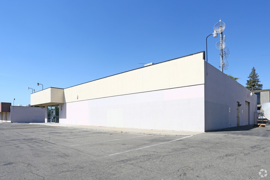 4936 N Blackstone Ave, Fresno, CA à louer - Photo de l’immeuble – Image 2 sur 2