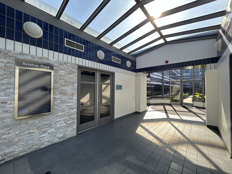 16461 Sherman Way, Van Nuys, CA à louer - Photo de l’immeuble – Image 3 sur 9