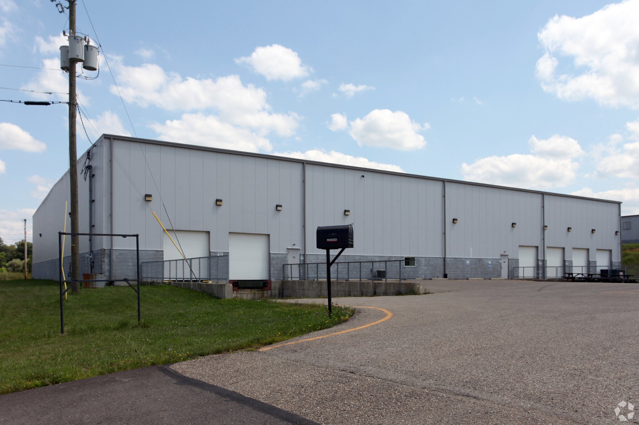60791 Southgate Parkway, Byesville, OH à louer Photo principale– Image 1 sur 3