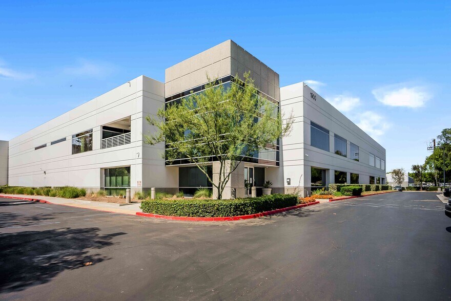 1900 E Carnegie Ave, Santa Ana, CA à louer - Photo de l’immeuble – Image 1 sur 9