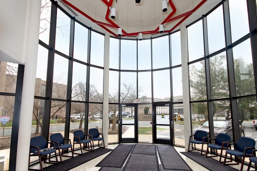 3028 Javier Rd, Fairfax, VA à louer - Photo de l’immeuble – Image 2 sur 3