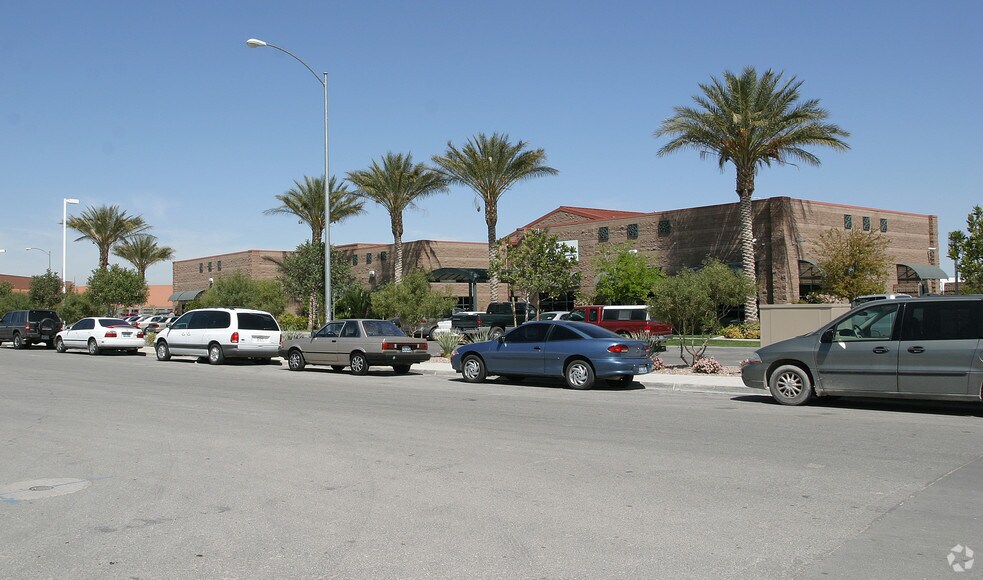 91 Corporate Park Dr, Henderson, NV à louer - Photo de l’immeuble – Image 2 sur 4