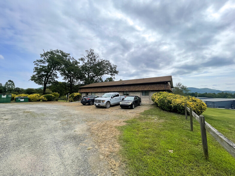360 Cane Creek Rd, Fletcher, NC à vendre - Photo principale – Image 1 sur 10