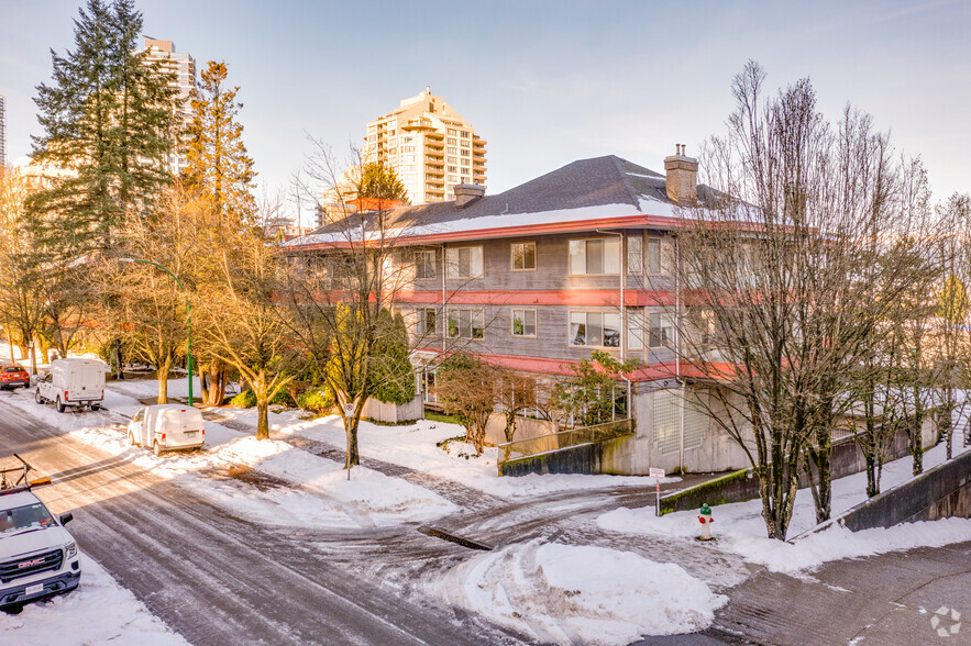 4951 Sanders St, Burnaby, BC à vendre - Photo de l’immeuble – Image 2 sur 4