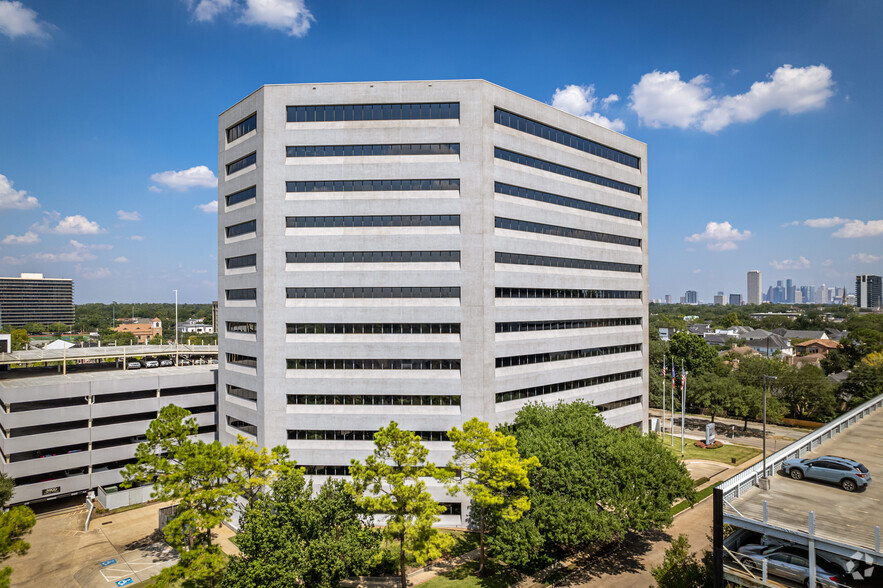 3900 Essex Ln, Houston, TX à louer - Photo de l’immeuble – Image 3 sur 21