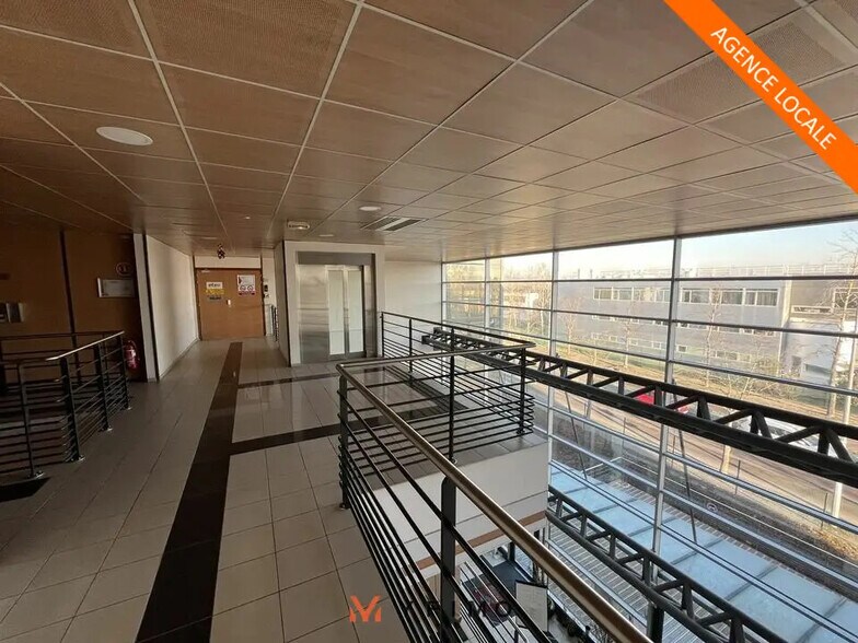 Bureau dans Poissy à louer - Photo de l’immeuble – Image 1 sur 4