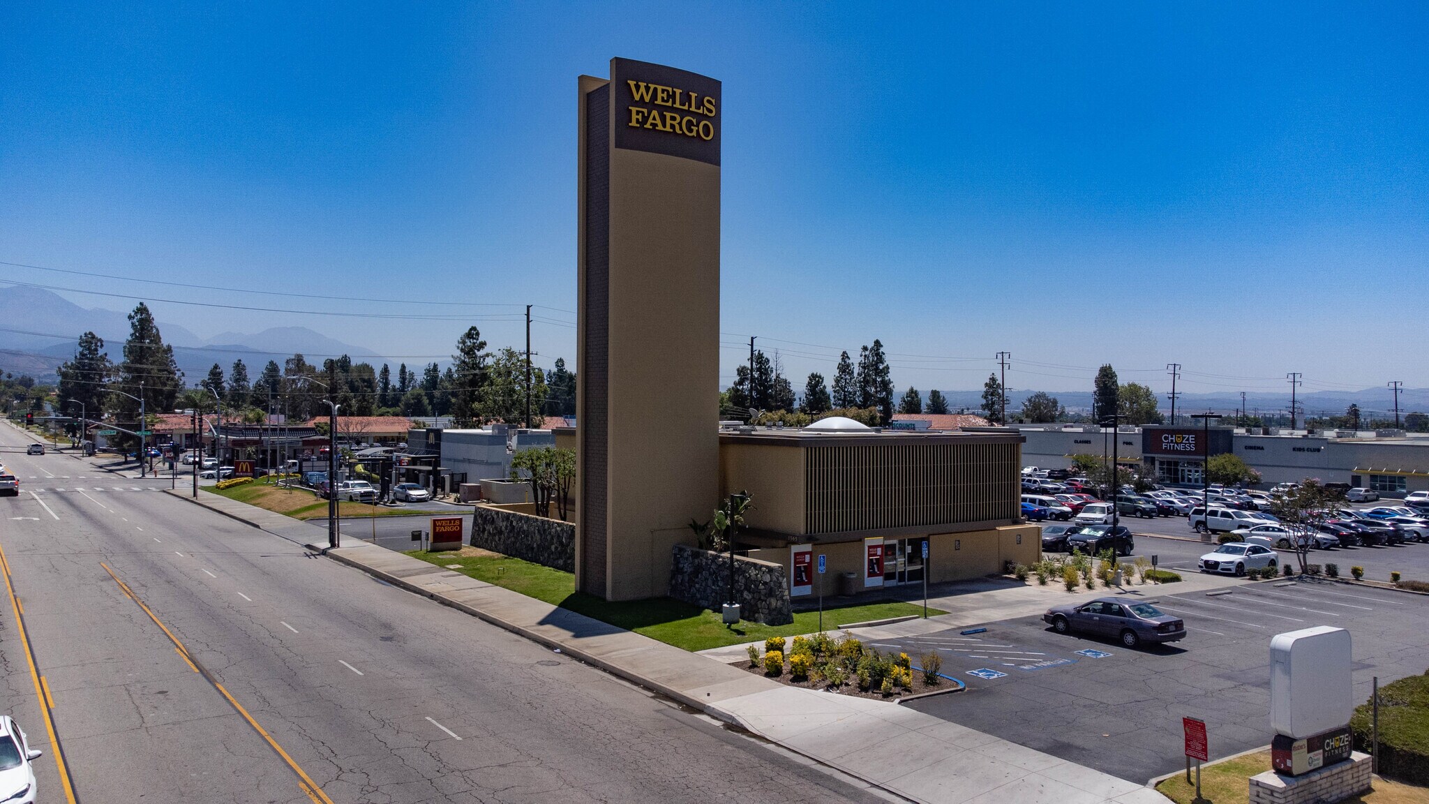 1565 E Highland Ave, San Bernardino, CA à louer Photo de l’immeuble– Image 1 sur 7