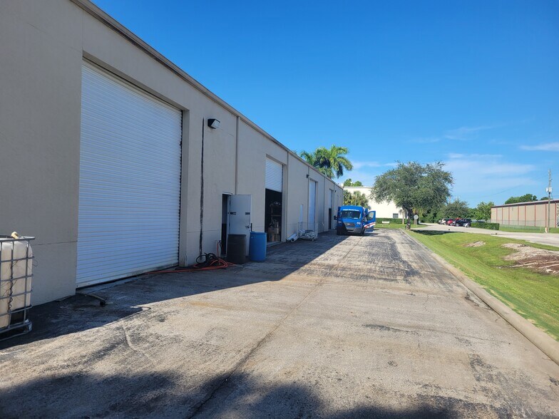 17131 Alico Center Rd, Fort Myers, FL à vendre - Photo de l’immeuble – Image 3 sur 7