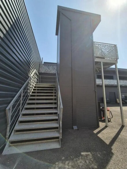 Industriel/Logistique dans Alès à louer - Photo de l’immeuble – Image 3 sur 4