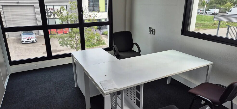 Local d’activités dans Vaulx-en-Velin à louer - Photo de l’immeuble – Image 2 sur 8