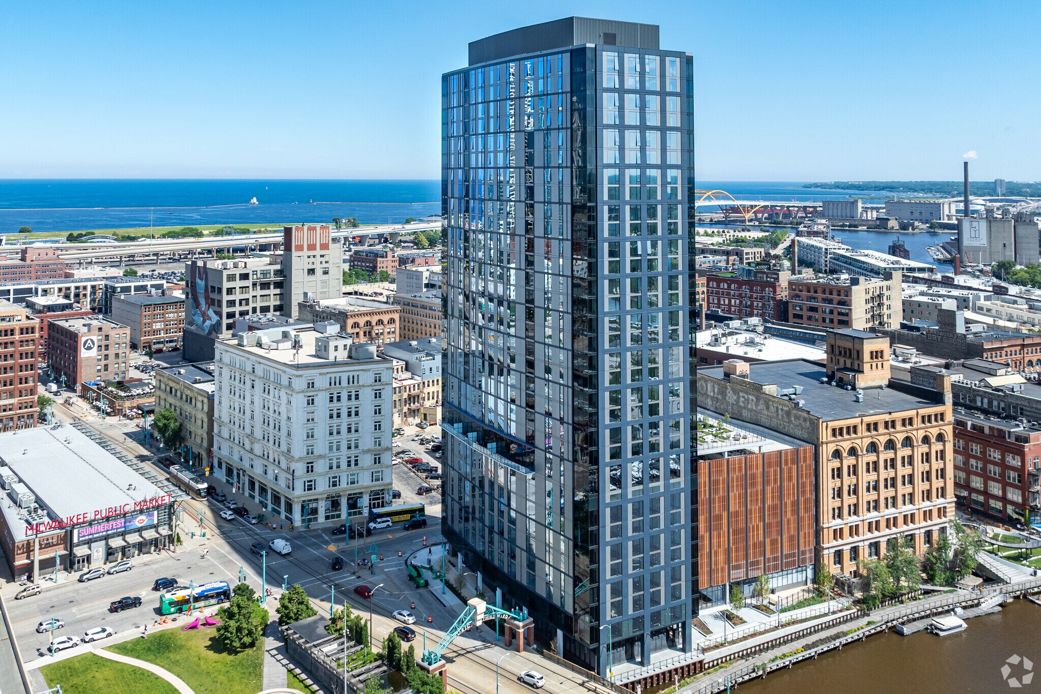 333 N Water St, Milwaukee, WI à louer Photo de l’immeuble– Image 1 sur 4
