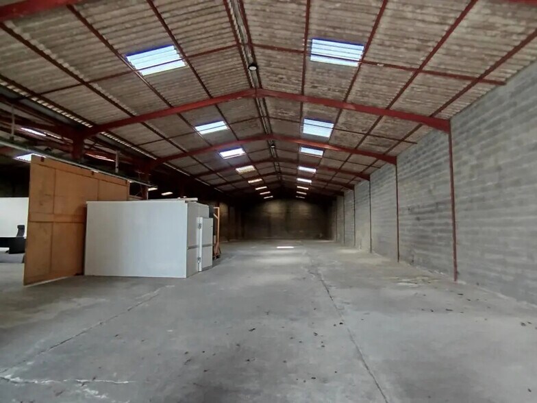 Local d’activités dans Saint-Alban à louer - Photo de l’immeuble – Image 2 sur 12