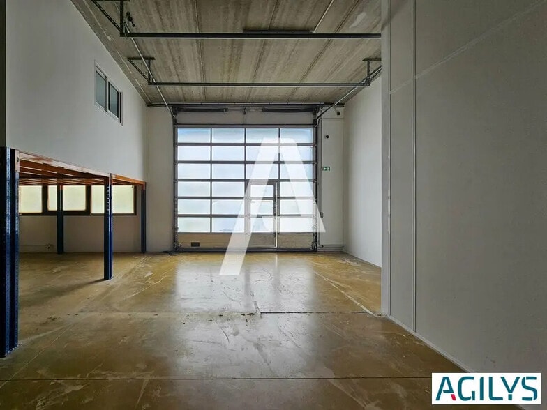 Local d'activités dans Villejust à vendre - Photo de l’immeuble – Image 1 sur 7