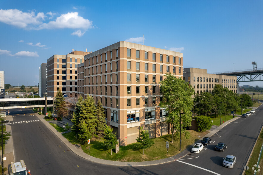 1000 Rue De Sérigny, Longueuil, QC à louer - Photo principale – Image 1 sur 7