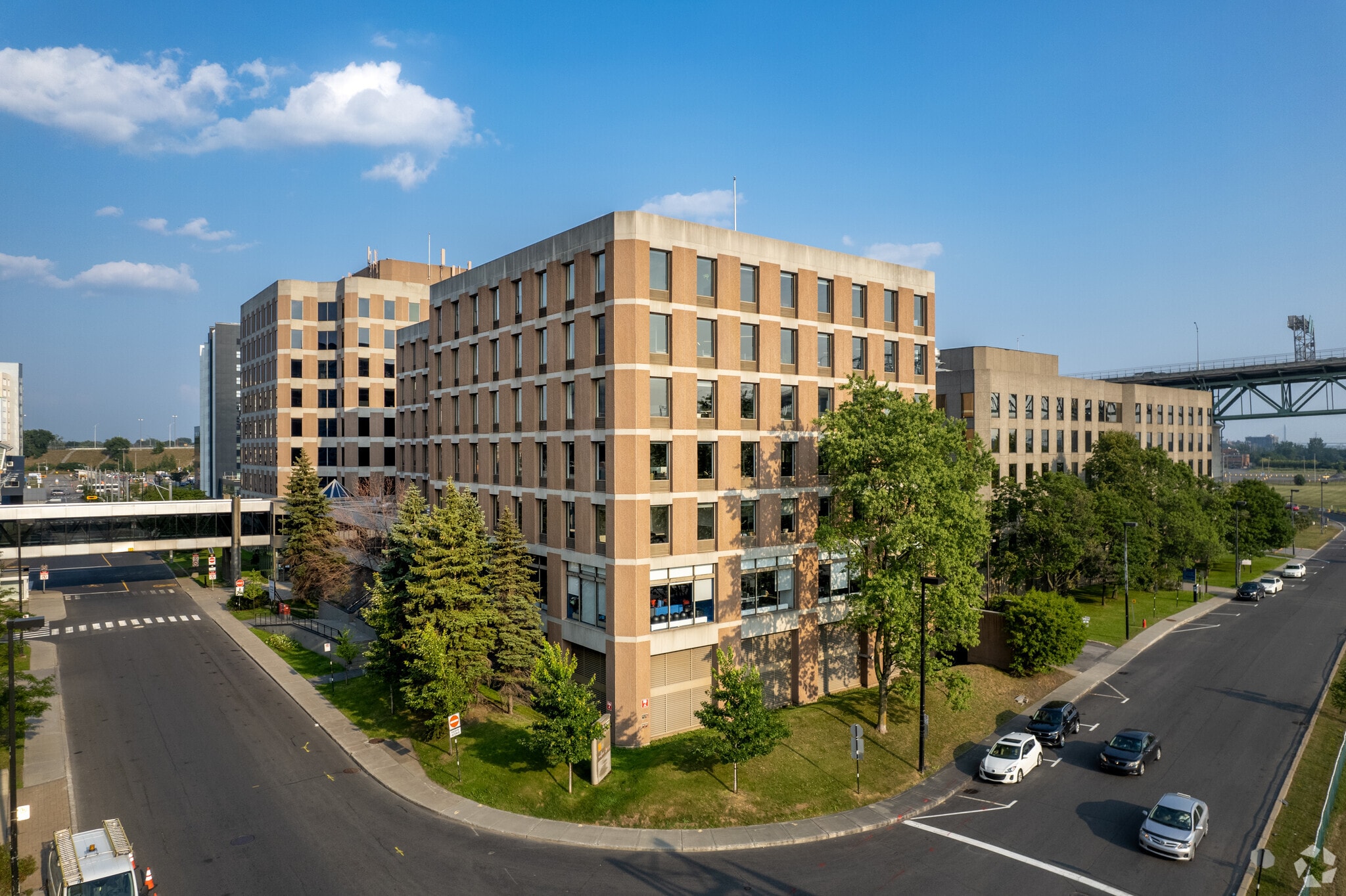 1000 Rue De Sérigny, Longueuil, QC à louer Photo principale– Image 1 sur 8