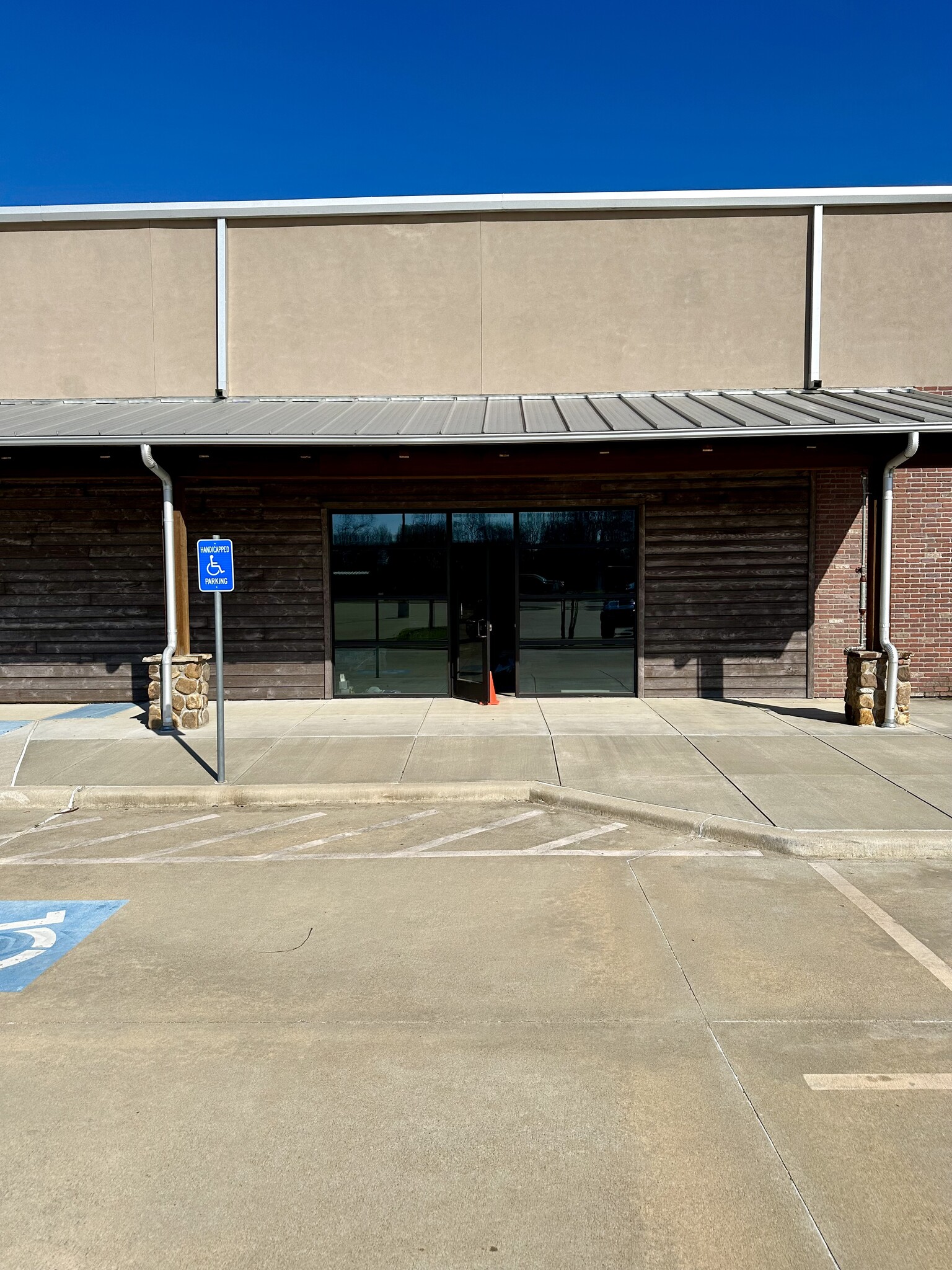 75 Miranda Lambert Way, Lindale, TX à louer Photo de l’immeuble– Image 1 sur 5