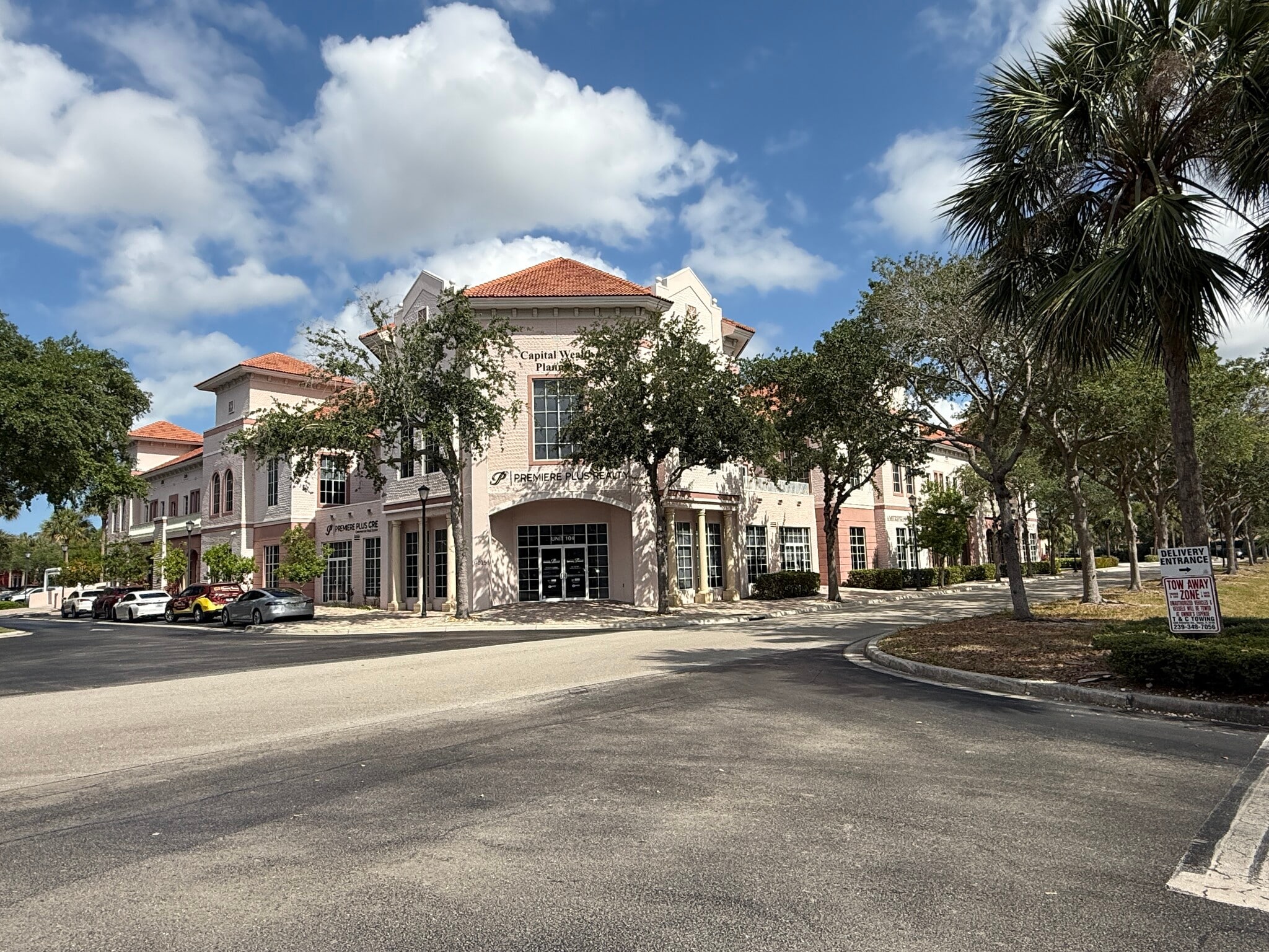 9015 Strada Stell Ct, Naples, FL à louer Photo de l’immeuble– Image 1 sur 9