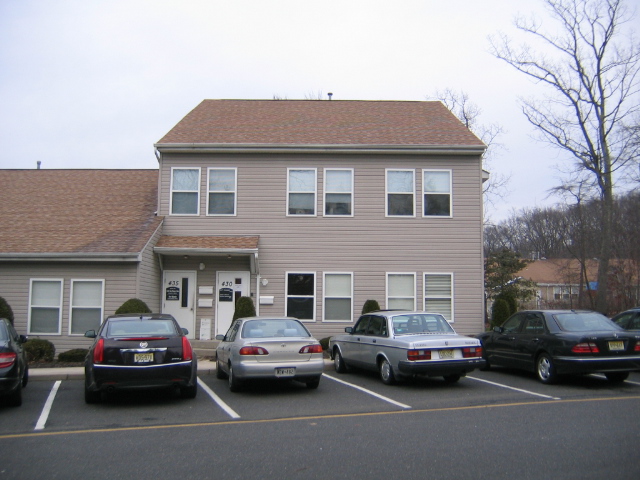 435 Bridge Plaza Dr, Manalapan, NJ à vendre - Photo de l’immeuble – Image 1 sur 6