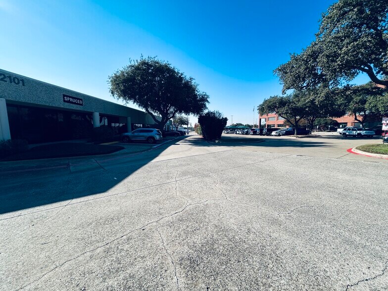 2101 Midway Rd, Carrollton, TX à louer - Photo de l’immeuble – Image 2 sur 13