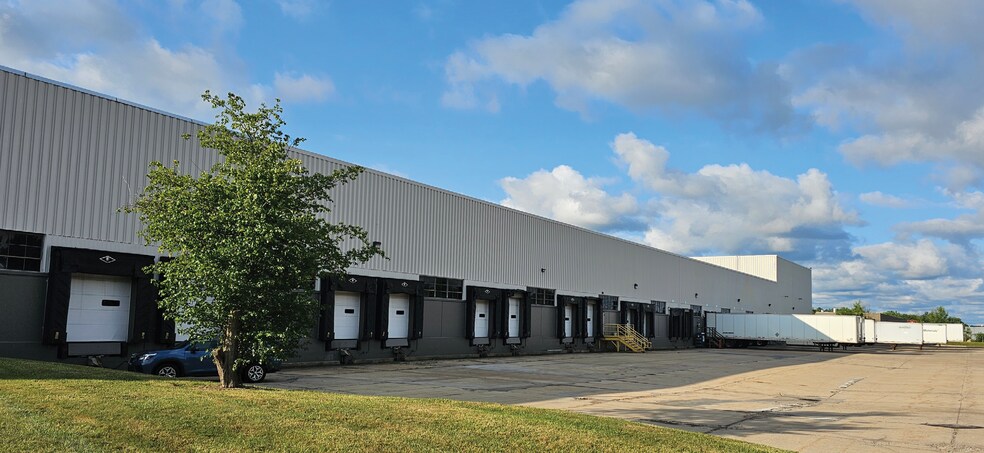 7800 Tyler Blvd, Mentor, OH à louer - Photo de l’immeuble – Image 1 sur 4