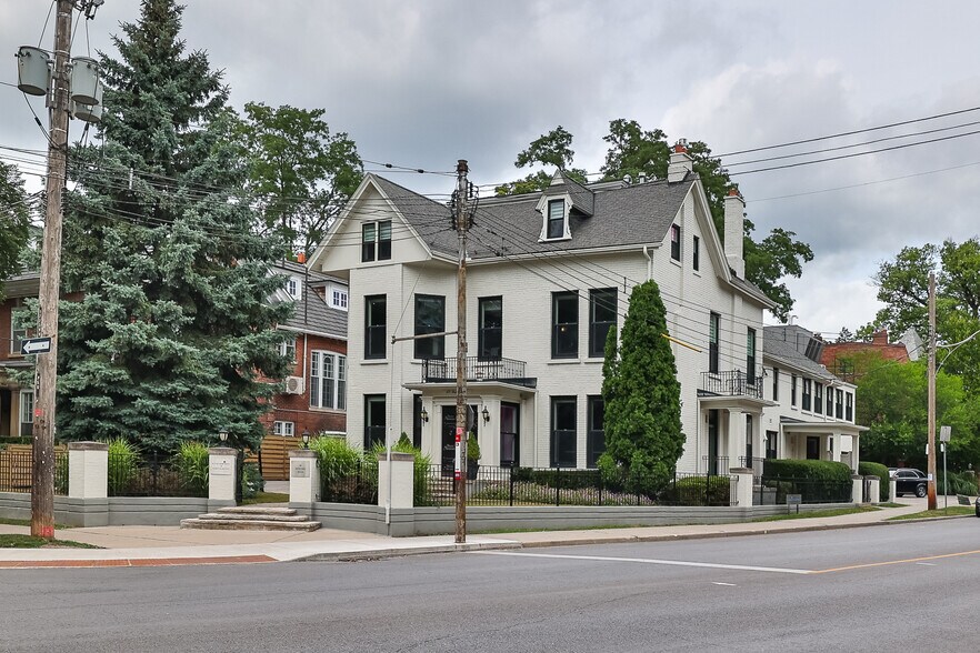 60 Bedford Rd, Toronto, ON à vendre - Photo de l’immeuble – Image 1 sur 8