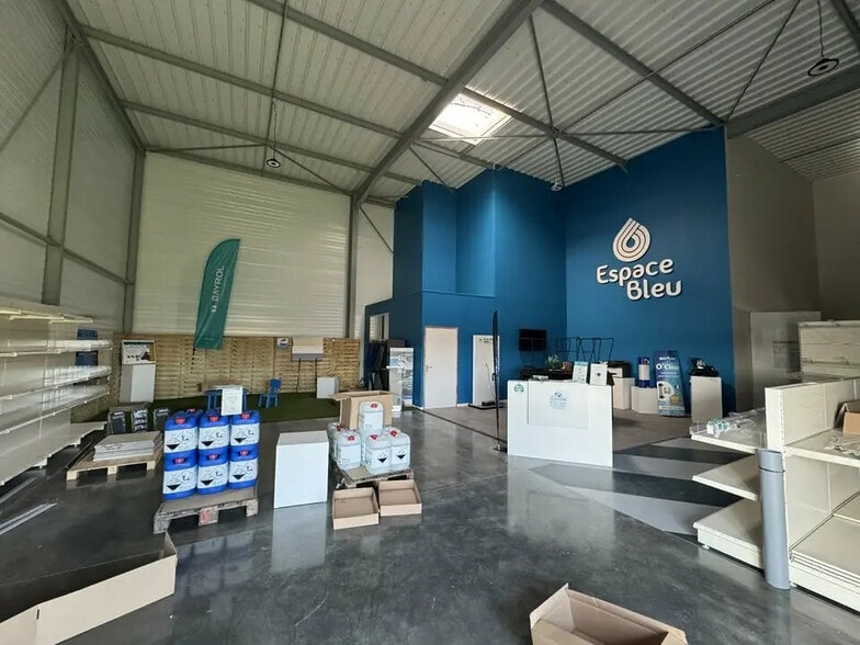 Local d’activités dans Ifs à louer - Photo de l’immeuble – Image 2 sur 4