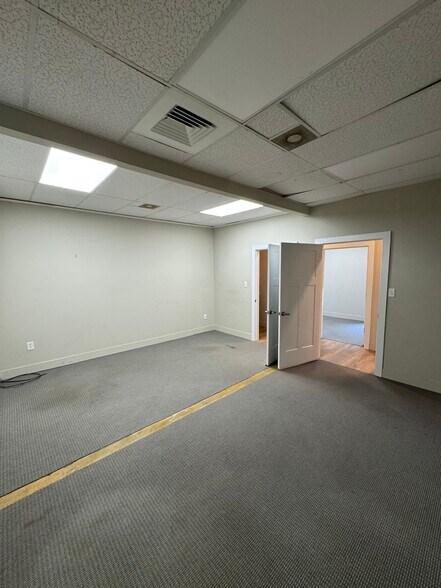 135 Edinburgh Ct, Greenville, SC à louer - Photo de l’immeuble – Image 3 sur 4