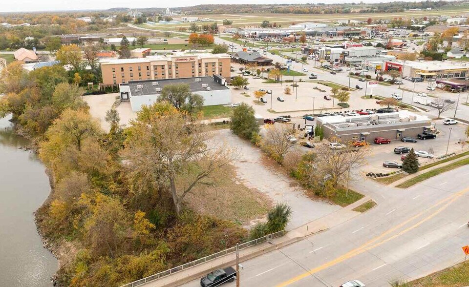 21 W. Benton St. and 820 S Riverside Dr. portefeuille de 2 biens à vendre sur LoopNet.fr - Aérien – Image 2 sur 4