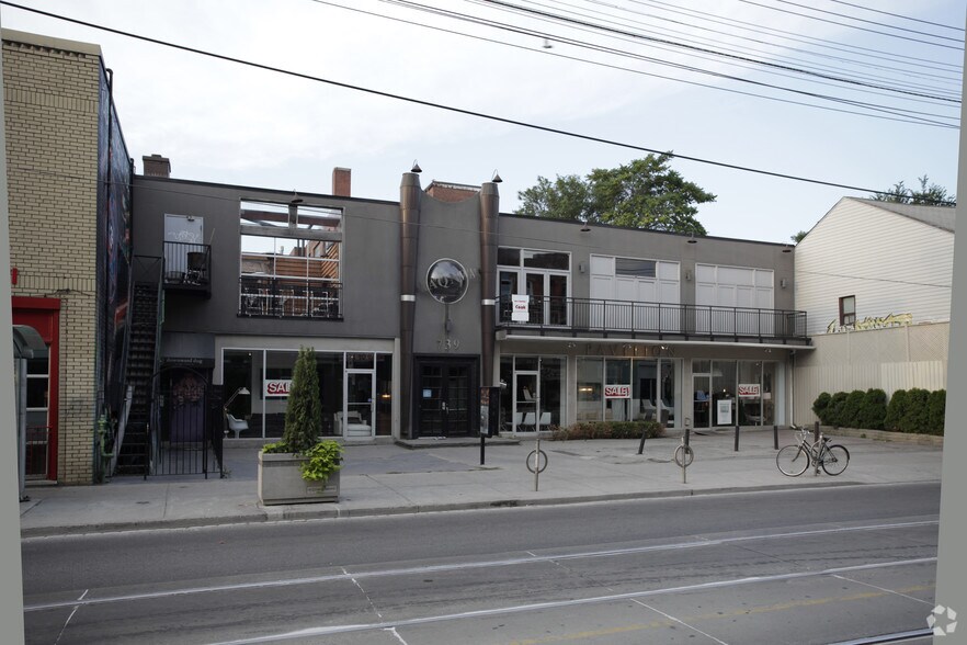 735-739 Queen St W, Toronto, ON à louer - Photo de l’immeuble – Image 3 sur 4
