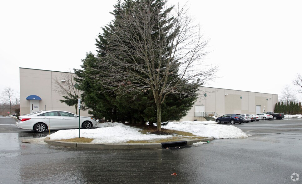 17-21 Christopher Way, Eatontown, NJ à louer - Photo de l’immeuble – Image 2 sur 5