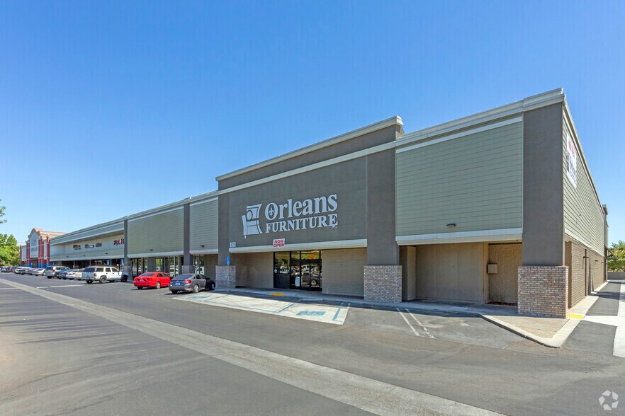1029-1077 E Shaw, Fresno, CA à louer - Photo principale – Image 1 sur 4