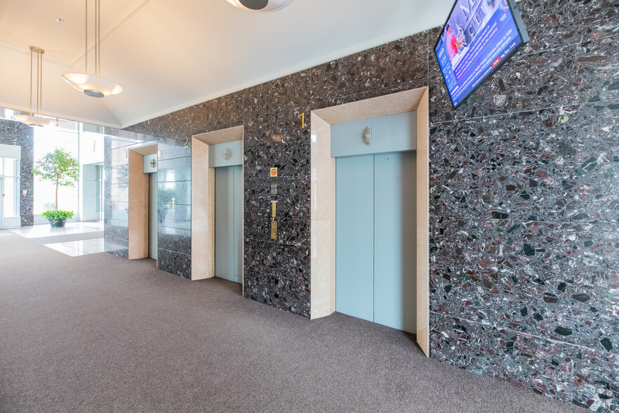 350 Burnhamthorpe Rd W, Mississauga, ON à louer - Hall d’entrée – Image 3 sur 6