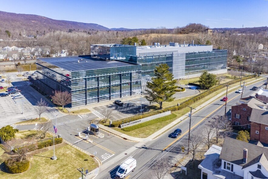 1 Avon Pl, Suffern, NY à vendre - Photo de l’immeuble – Image 2 sur 10