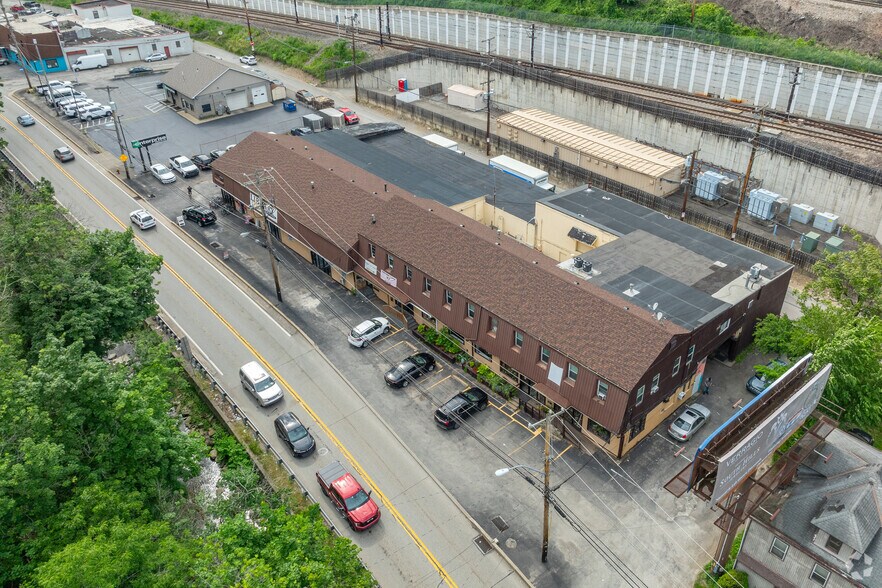 2544-2546 Library Rd, Pittsburgh, PA à louer - Photo de l’immeuble – Image 2 sur 9