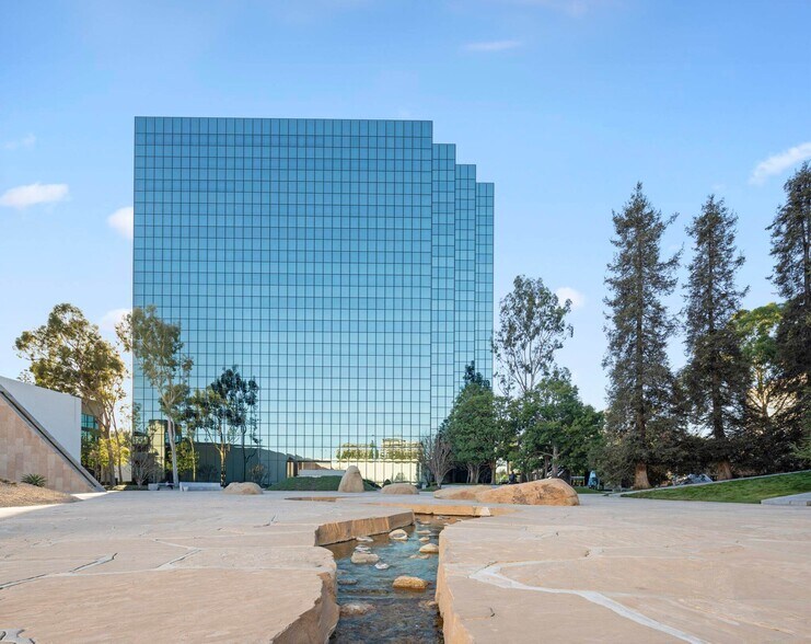 611 Anton Blvd, Costa Mesa, CA à louer - Photo de l’immeuble – Image 1 sur 2