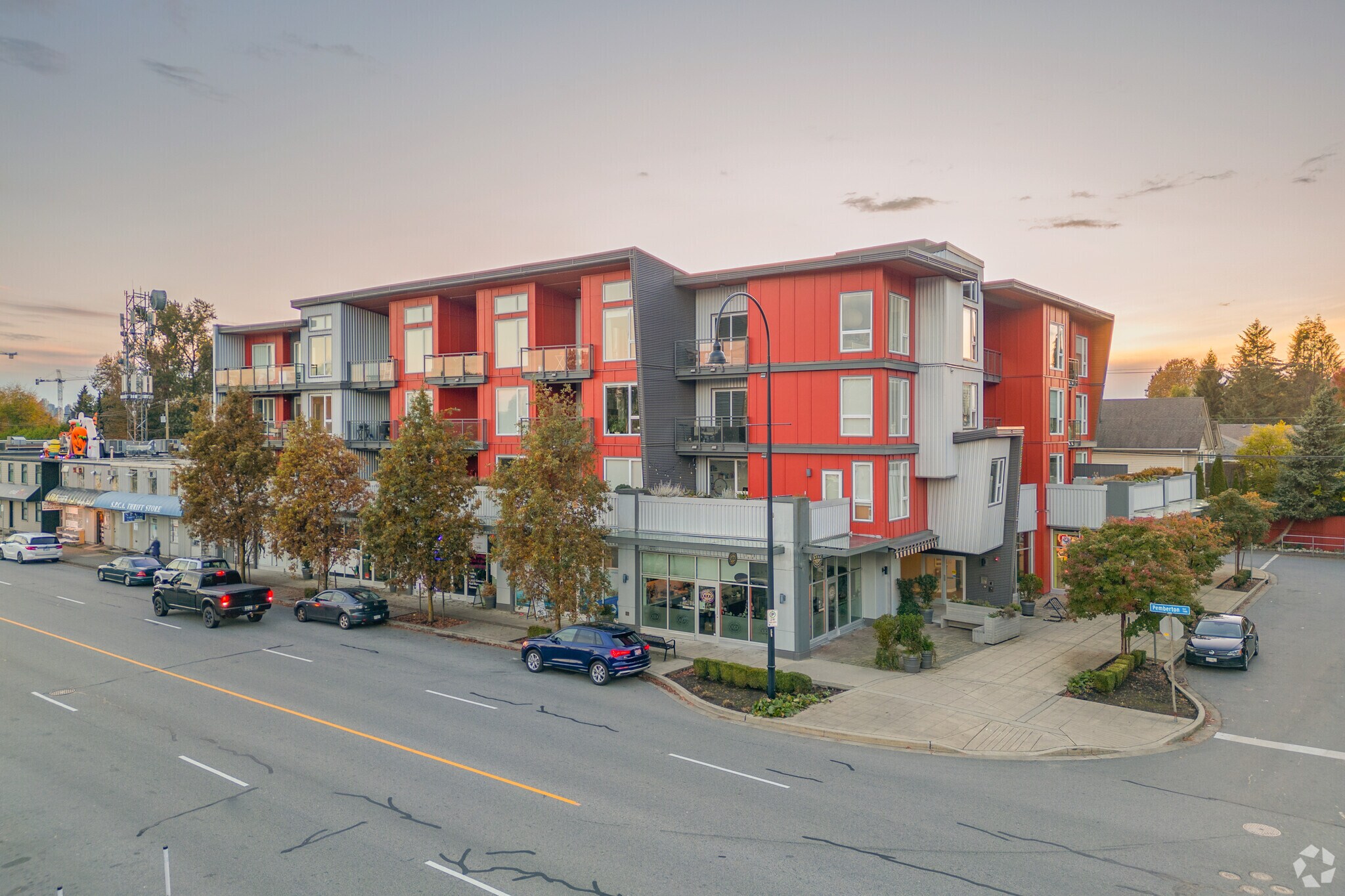 1201 16th St W, North Vancouver, BC à vendre Photo principale– Image 1 sur 8