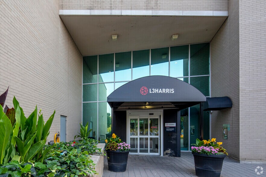 649 North Service Rd, Burlington, ON à vendre - Photo de l’immeuble – Image 3 sur 7