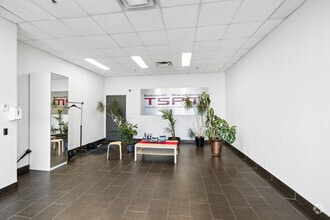 1710 Rte Transcanadienne, Dorval, QC à louer Hall d’entrée– Image 1 sur 13