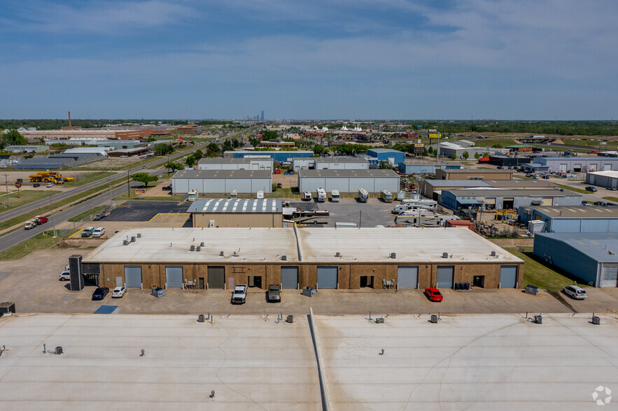 8312 W Reno Ave, Oklahoma City, OK à louer - Photo de l’immeuble – Image 3 sur 19