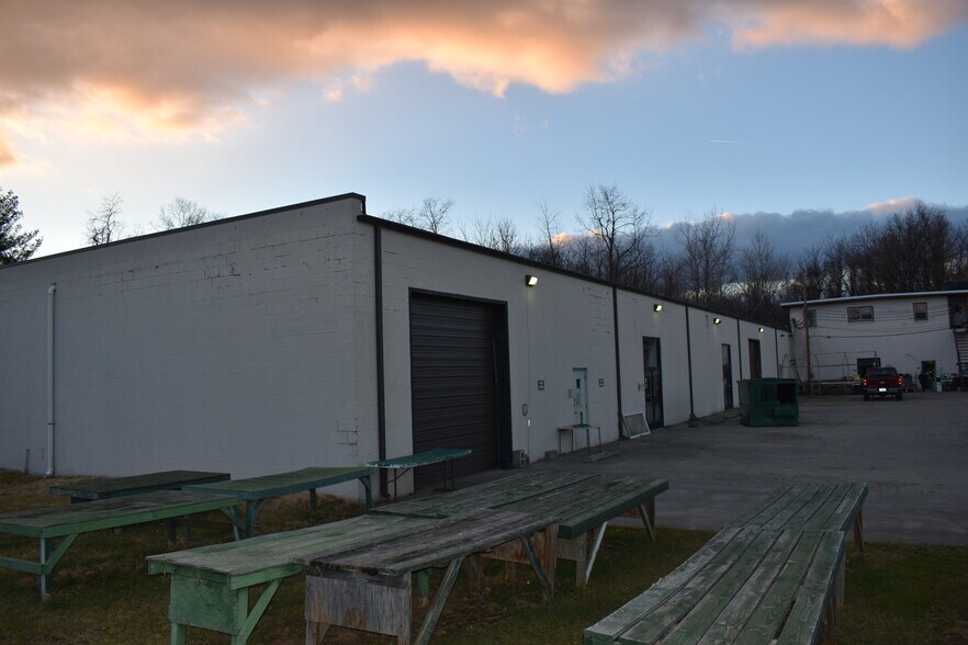 197 Halltown Rd, Harpers Ferry, WV à louer - Photo de l’immeuble – Image 2 sur 4