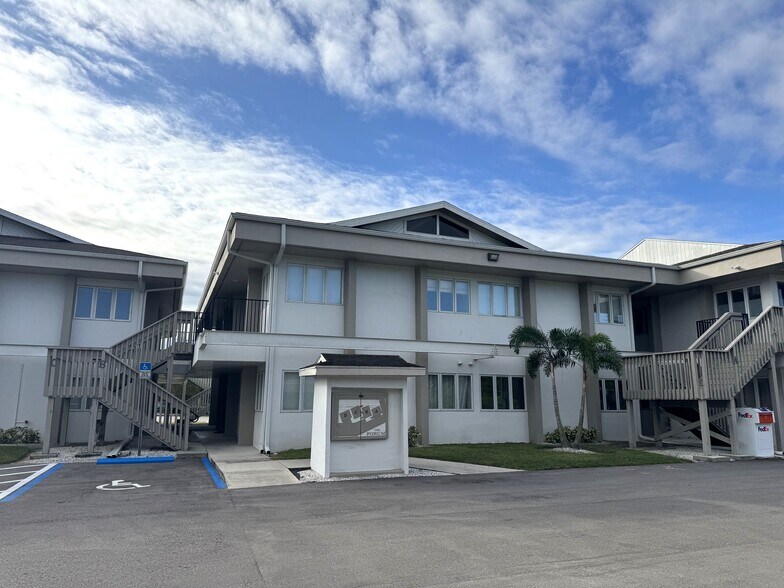 1705 Colonial Blvd, Fort Myers, FL à louer - Photo principale – Image 1 sur 30