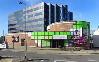 Plus de détails pour 70 High St, Uxbridge - Sports et loisirs à vendre