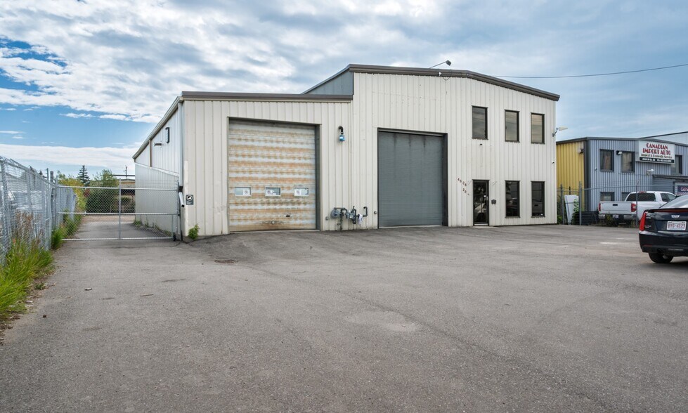 4828 30th St SE, Calgary, AB à louer - Photo de l’immeuble – Image 1 sur 2