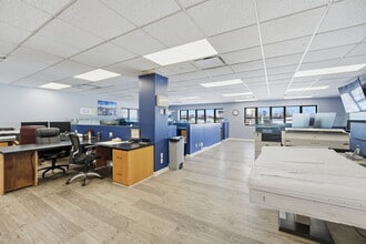 5968 55th Dr, Maspeth, NY à louer Photo intérieure– Image 1 sur 12