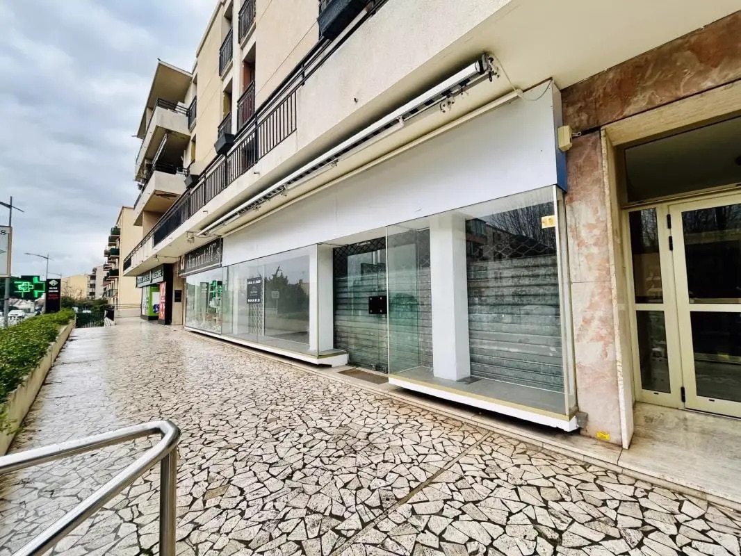 Local commercial dans Saint-Raphaël à louer Photo de l’immeuble– Image 1 sur 6