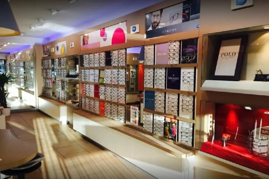 Local commercial dans Bron à vendre - Photo intérieure – Image 2 sur 3