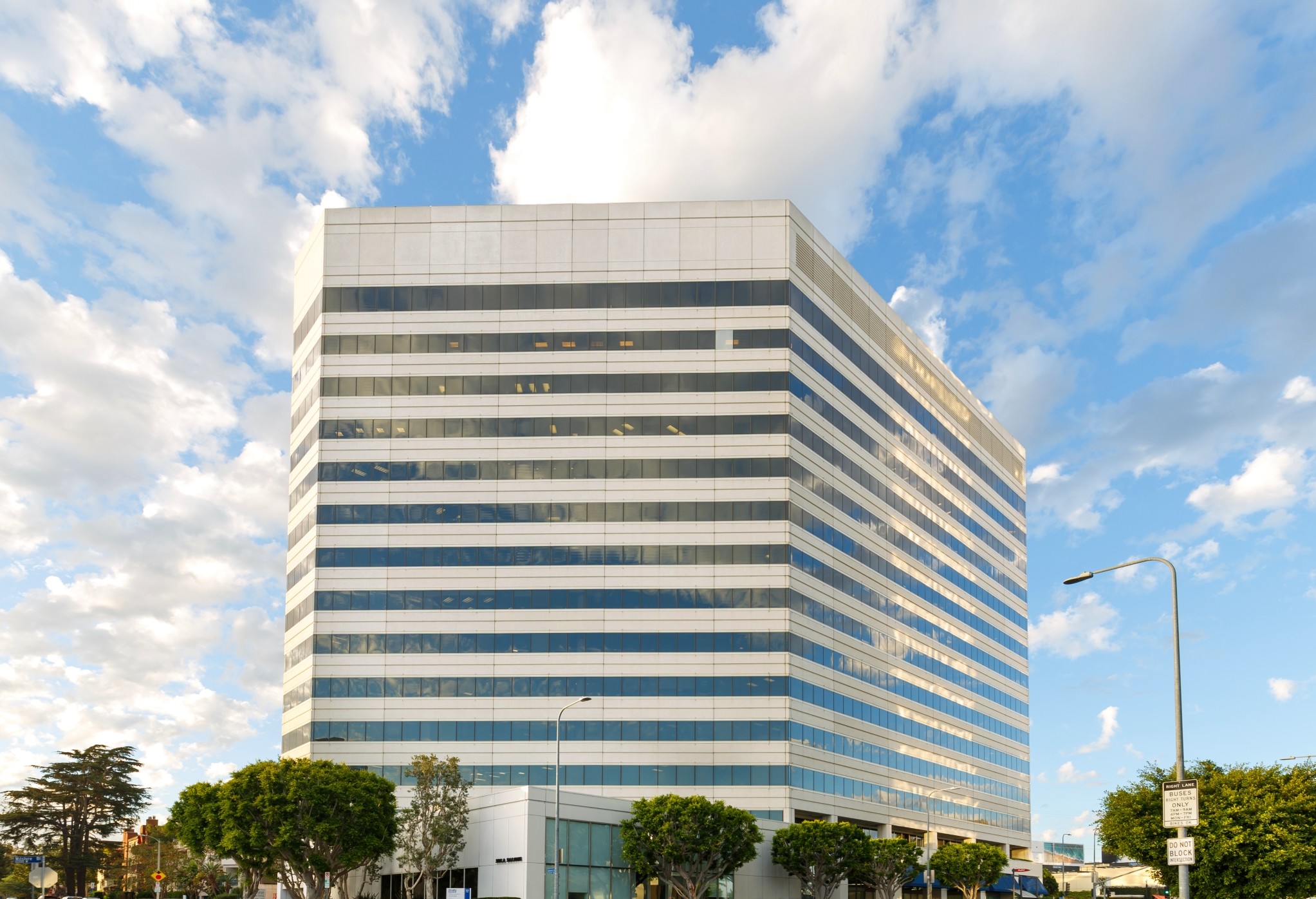 12121 Wilshire Blvd, Los Angeles, CA à louer Photo de l’immeuble– Image 1 sur 3