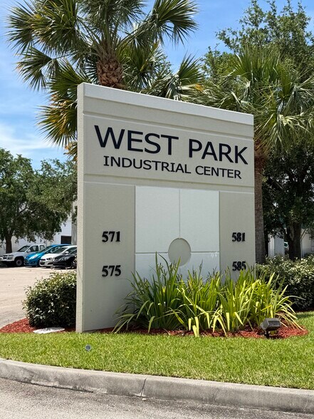 575 NW Mercantile Pl, Port Saint Lucie, FL à louer - Photo de l’immeuble – Image 2 sur 9