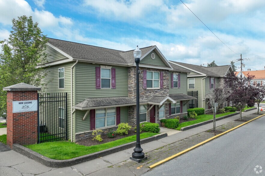 690 School St, Indiana, PA à vendre - Photo principale – Image 1 sur 1