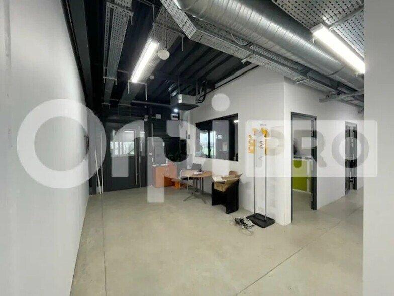 Local d'activités dans Bourg-en-Bresse à vendre - Photo de l’immeuble – Image 3 sur 8
